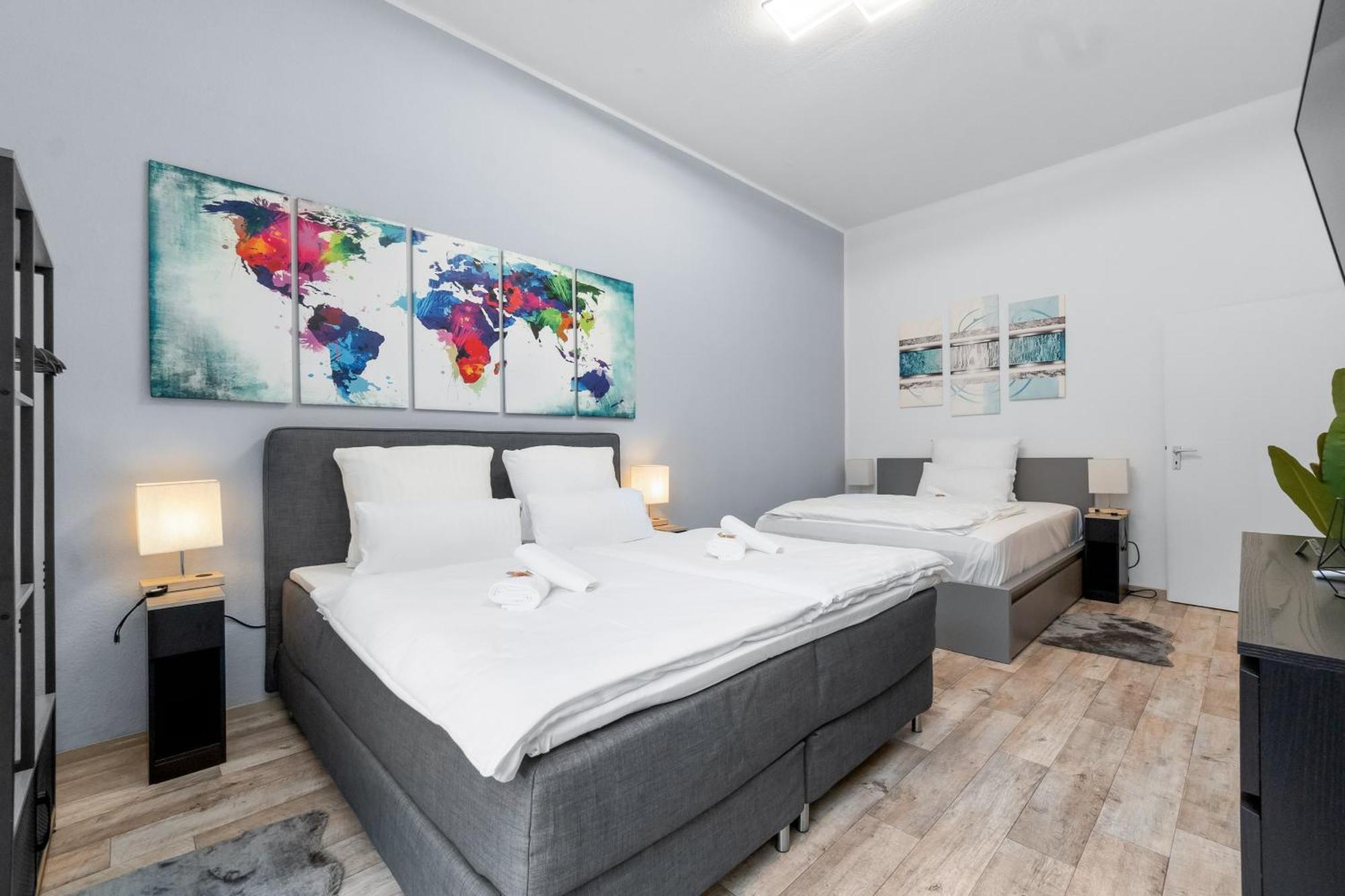 Tolles Design, Hochwertig, Vollausstattung, 3 Zimmer, Grosses Bad & Gaeste-Wc, Grosse Kueche, 3 X Smart Tv, 11 Min Zum Hbf Duisburg Luaran gambar